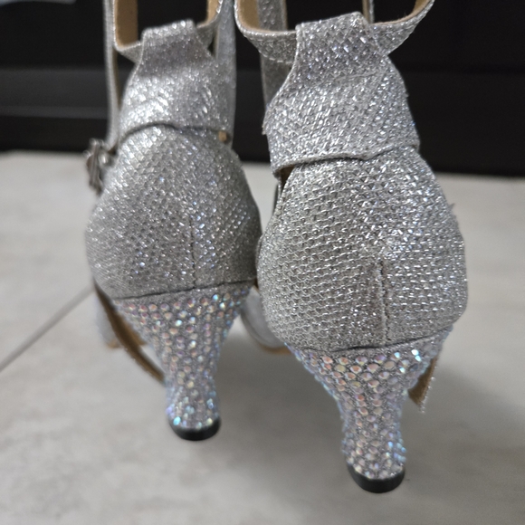 Silver TT Dancewear Ballroom Shoes w/ Quick Release – Size 6 - 2.5" Heel - Picture 5 of 7